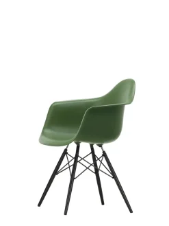 Vitra Eames Plastic Armchair DAW, sortlakeret ahorntræ fra><noscript><img width=