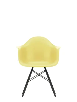 Vitra Eames Plastic Armchair DAW, sortlakeret ahorntræ fra><noscript><img width=