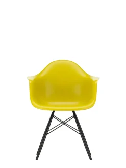 Vitra Eames Plastic Armchair DAW, sortlakeret ahorntræ fra><noscript><img width=