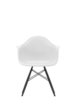 Vitra Eames Plastic Armchair DAW, sortlakeret ahorntræ fra><noscript><img width=