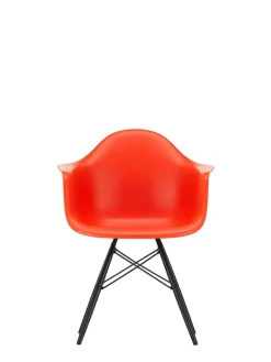 Vitra Eames Plastic Armchair DAW, sortlakeret ahorntræ fra><noscript><img width=