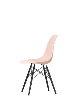 Vitra Eames Plastic Side Chair DSW, sortlakeret ahorntræ fra><noscript><img width=