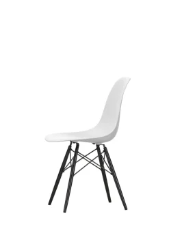 Vitra Eames Plastic Side Chair DSW, sortlakeret ahorntræ fra><noscript><img width=