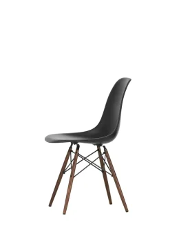 Vitra Eames Plastic Side Chair DSW, mørkbejdset ahorntræ fra><noscript><img width=