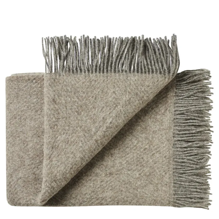 Silkeborg Uldspinderi Fanø Plaid, pebbles beige fra> Gaver Til Hende|Puder Og Plaider