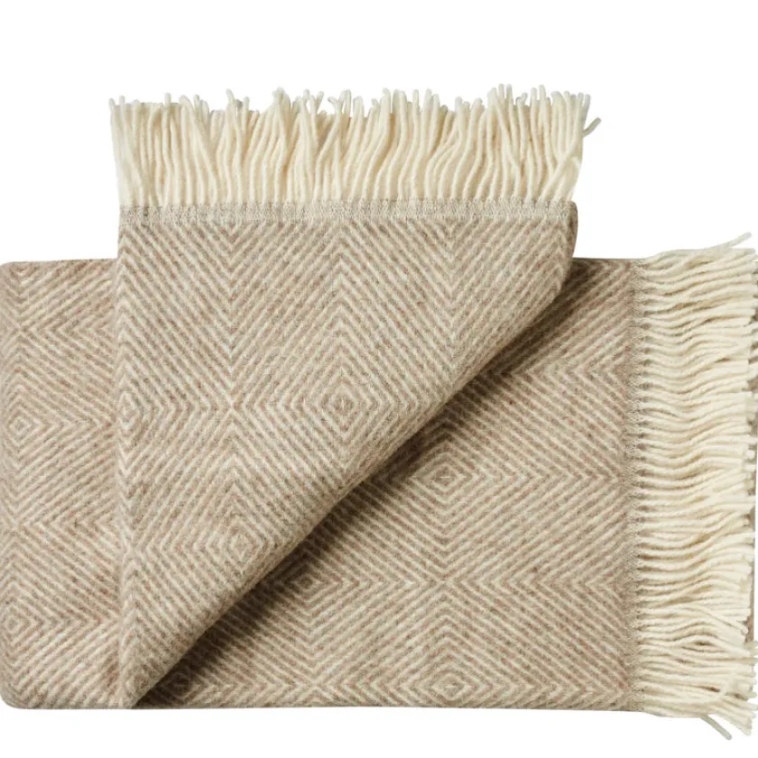 Silkeborg Uldspinderi Fanø Plaid, pebbles beige fra> Gaver Til Hende|Puder Og Plaider