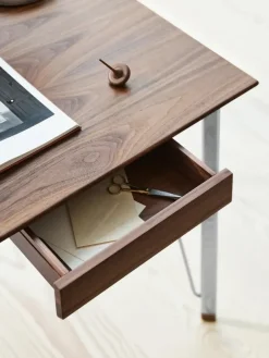 Fritz Hansen FH3605™ Skrivebord m. Skuffe af Arne Jacobsen> Skriveborde