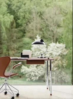 Fritz Hansen FH3605™ Skrivebord m. Skuffe af Arne Jacobsen><noscript><img width=