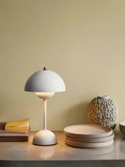 &Tradition Flowerpot Portable VP9 Bordlampe af Verner Panton><noscript><img width=
