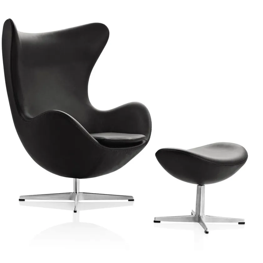 Fritz Hansen Ægget, Sort Essential læder, med returdrej inkl. skammel af Arne Jacobsen> Lænestole