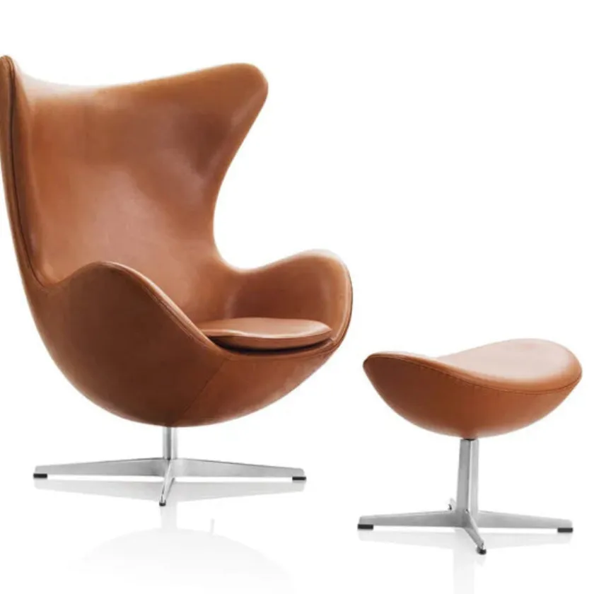 Fritz Hansen Ægget, Sort Essential læder, med returdrej inkl. skammel af Arne Jacobsen> Lænestole