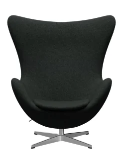 Fritz Hansen Ægget, sort læder/aluminium af Arne Jacobsen><noscript><img width=