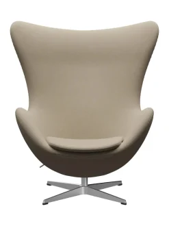 Fritz Hansen Ægget, sort læder/aluminium af Arne Jacobsen><noscript><img width=