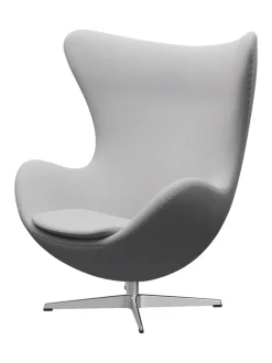 Fritz Hansen Ægget, sort læder/aluminium af Arne Jacobsen><noscript><img width=