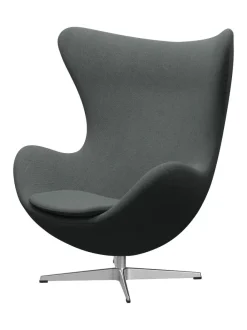 Fritz Hansen Ægget, sort læder/aluminium af Arne Jacobsen><noscript><img width=