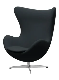 Fritz Hansen Ægget, sort læder/aluminium af Arne Jacobsen><noscript><img width=