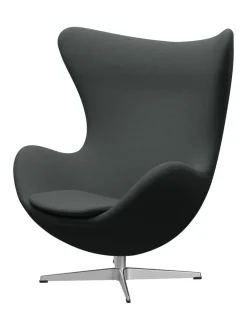 Fritz Hansen Ægget, sort læder/aluminium af Arne Jacobsen><noscript><img width=