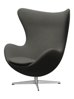Fritz Hansen Ægget, sort læder/aluminium af Arne Jacobsen><noscript><img width=