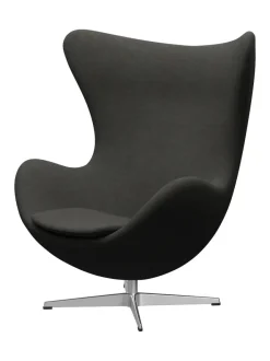 Fritz Hansen Ægget, sort læder/aluminium af Arne Jacobsen><noscript><img width=
