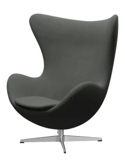 Fritz Hansen Ægget, sort læder/aluminium af Arne Jacobsen><noscript><img width=