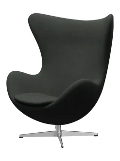 Fritz Hansen Ægget, sort læder/aluminium af Arne Jacobsen><noscript><img width=