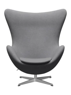 Fritz Hansen Ægget, sort læder/aluminium af Arne Jacobsen><noscript><img width=