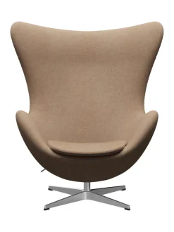 Fritz Hansen Ægget, sort læder/aluminium af Arne Jacobsen><noscript><img width=