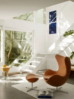 Fritz Hansen Ægget, sort læder/aluminium af Arne Jacobsen><noscript><img width=