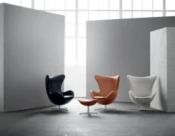 Fritz Hansen Ægget, sort læder/aluminium af Arne Jacobsen><noscript><img width=