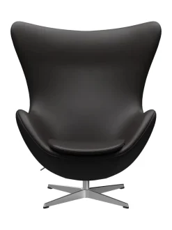 Fritz Hansen Ægget, sort læder/aluminium af Arne Jacobsen><noscript><img width=