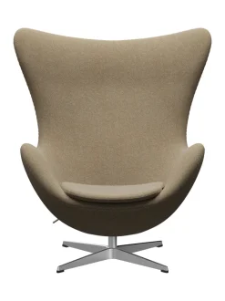 Fritz Hansen Ægget, sort læder/aluminium af Arne Jacobsen><noscript><img width=