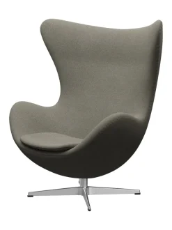 Fritz Hansen Ægget, sort læder/aluminium af Arne Jacobsen><noscript><img width=