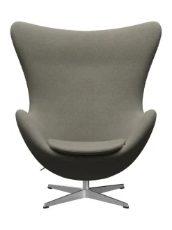 Fritz Hansen Ægget, sort læder/aluminium af Arne Jacobsen><noscript><img width=