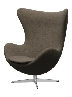 Fritz Hansen Ægget, sort læder/aluminium af Arne Jacobsen><noscript><img width=