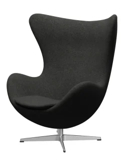 Fritz Hansen Ægget, sort læder/aluminium af Arne Jacobsen><noscript><img width=