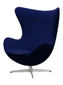 Fritz Hansen Ægget, sort læder/aluminium af Arne Jacobsen><noscript><img width=