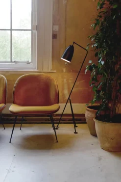GUBI Gräshoppa gulvlampe fra><noscript><img width=