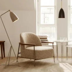 GUBI Gräshoppa gulvlampe fra><noscript><img width=
