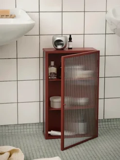 Ferm Living Haze Wall Cabinet, oxide red fra> Reoler