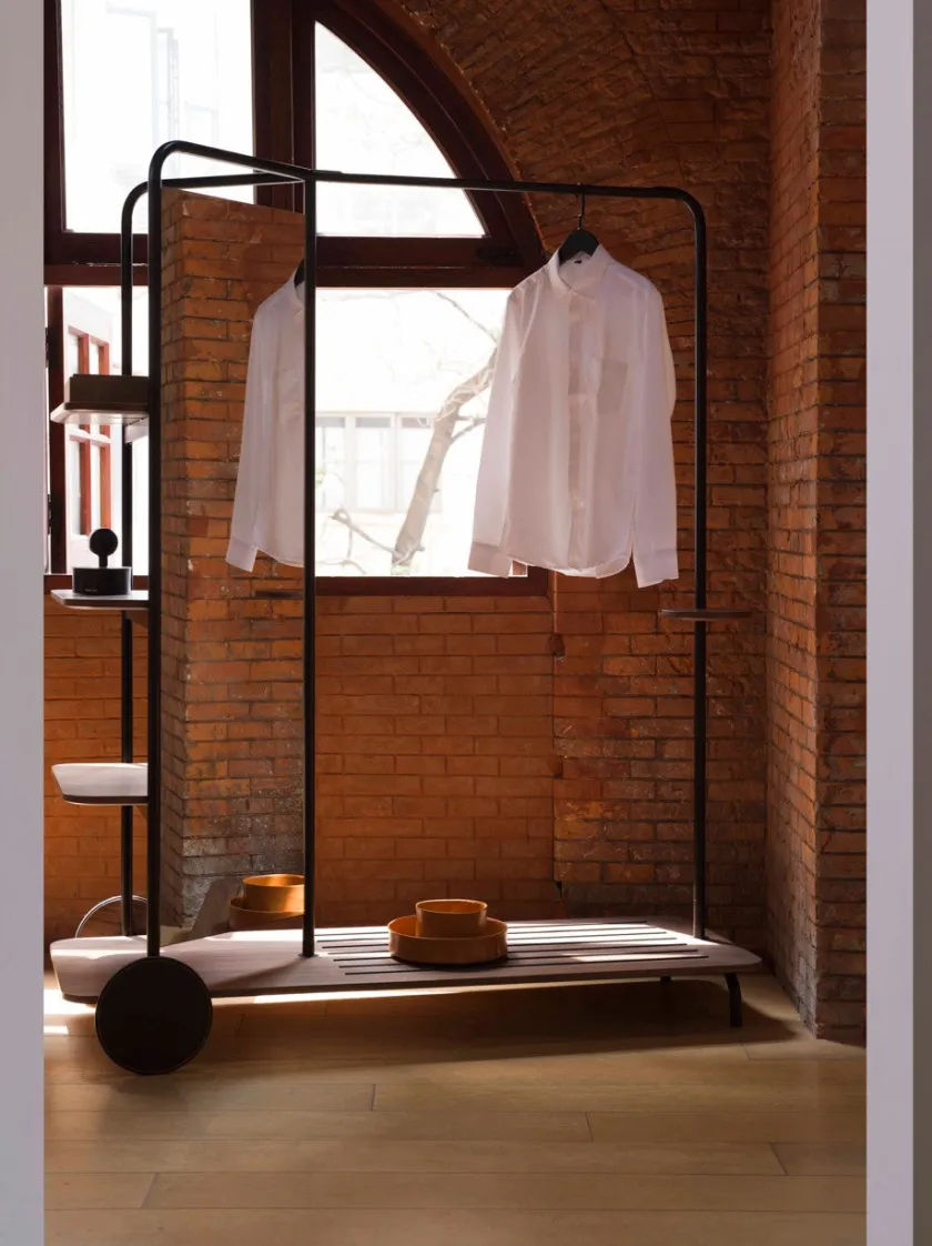 Stellar Works Host Wardrobe, black oak fra> Entrémøbler|Tøjstativer