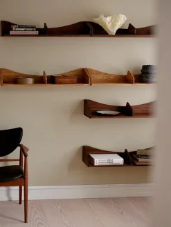House of Finn Juhl Hulsø Hylde, olieret valnød af Finn Juhl><noscript><img width=