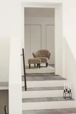 Audo Copenhagen Ingeborg med Fodskammel, Boucle fra><noscript><img width=