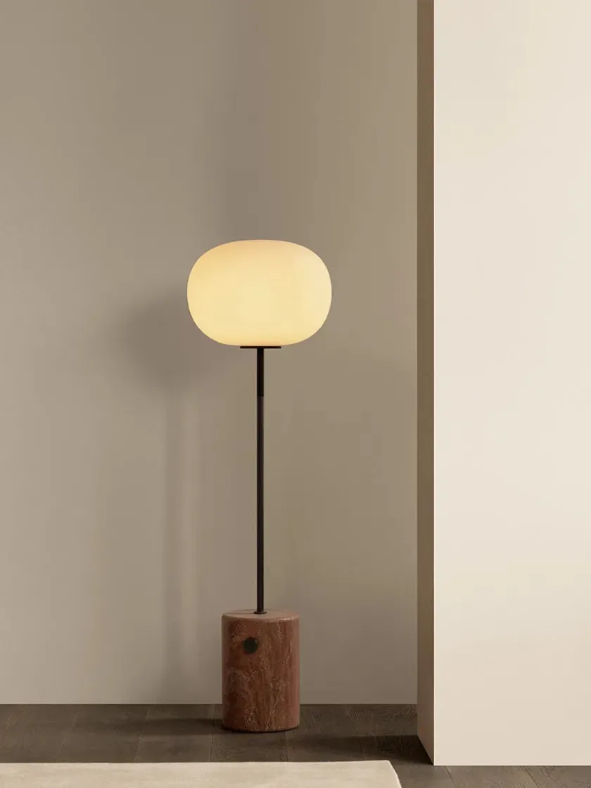 Audo Copenhagen JWDA Floor Lamp, red travertine stone fra> Gulvlamper|Spots