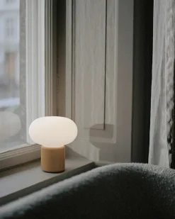 New Works Karl-Johan portable bordlampe, Light Grey fra><noscript><img width=