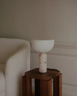 New Works Kizu Bordlampe Small, White Marble fra><noscript><img width=