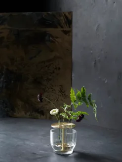 Fritz Hansen Lille Ikebana Vase, messing af Jaime Hayon> Vaser