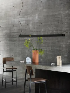 Muuto Linear Pendant Lamp 87,2 cm, black fra> Pendler|Spots