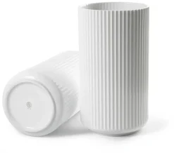 Lyngby Porcelæn Lyngbyvasen i hvid fra><noscript><img width=