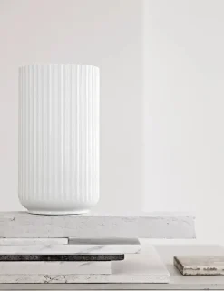 Lyngby Porcelæn Lyngbyvasen i hvid fra><noscript><img width=