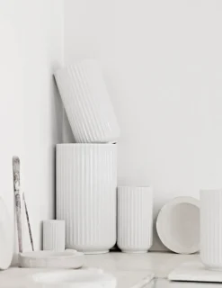 Lyngby Porcelæn Lyngbyvasen i lilla, H20,5 cm fra><noscript><img width=